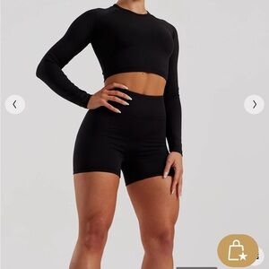 Women’s Best-  Essential Long Sleeve Crop Top/ Black